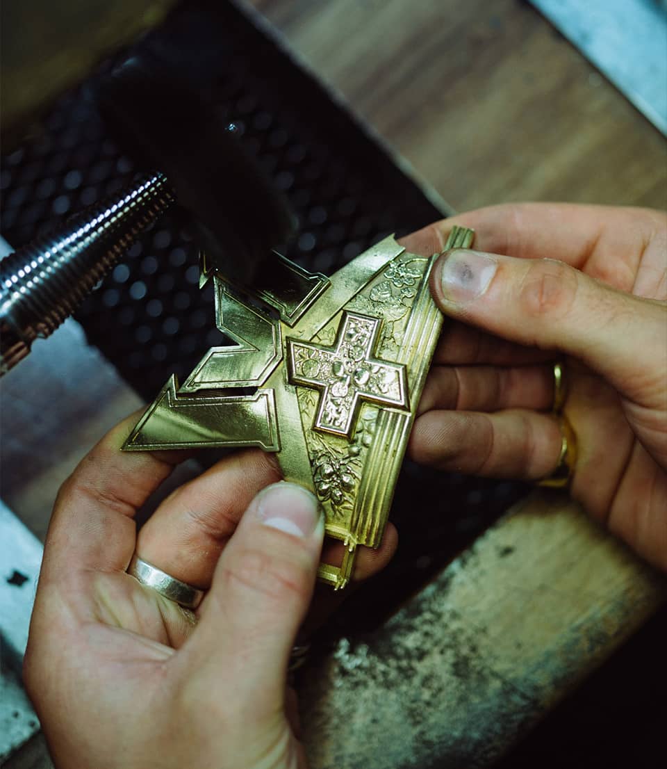 A piece of golden crown with 1vs1 logo